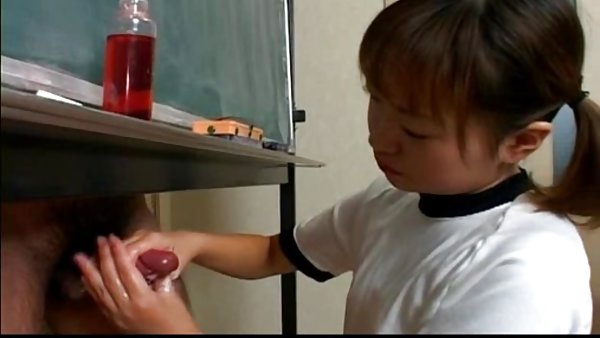 塞假阳具下树色情